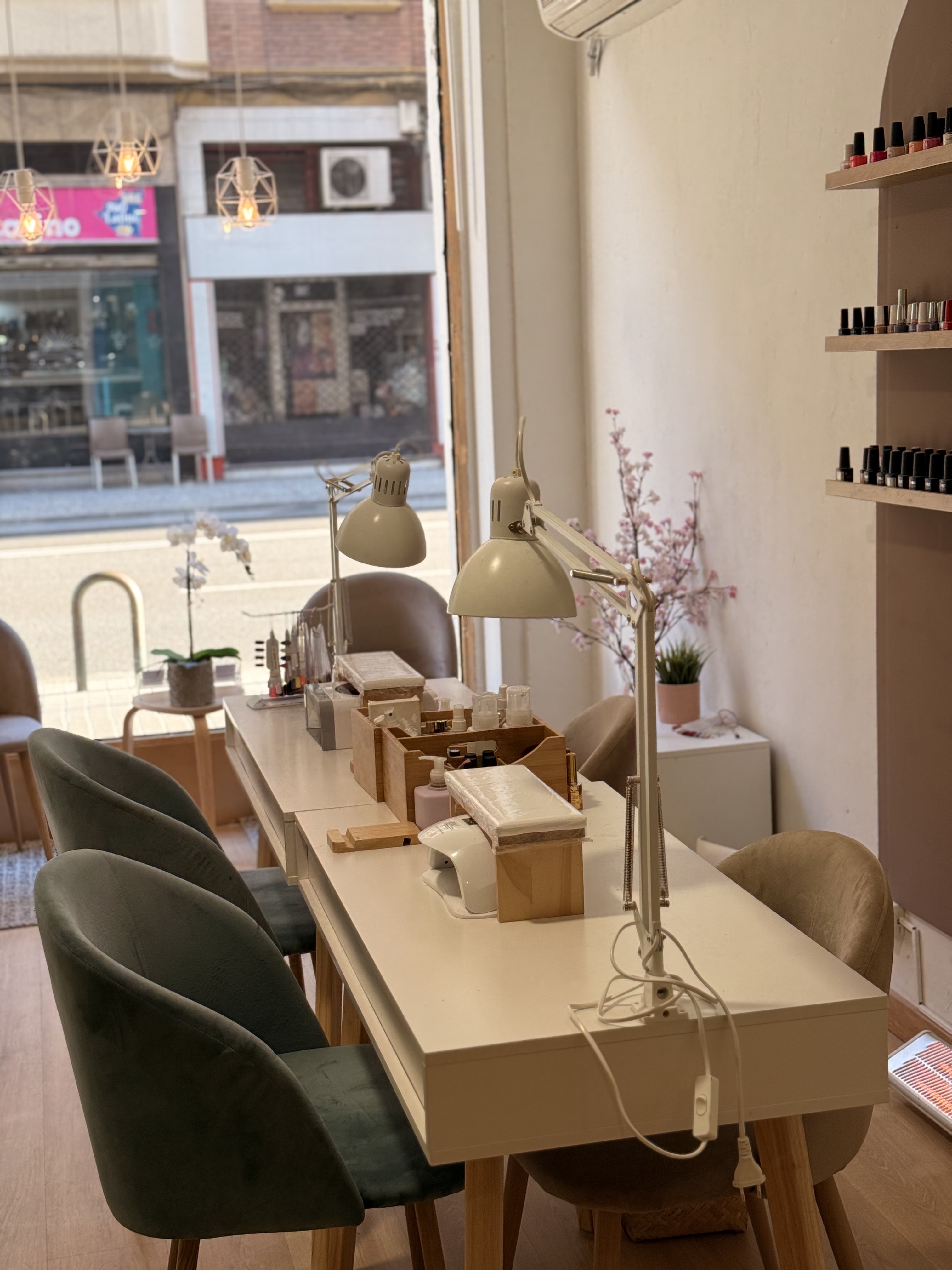 Mesa de manicura junto a ventana